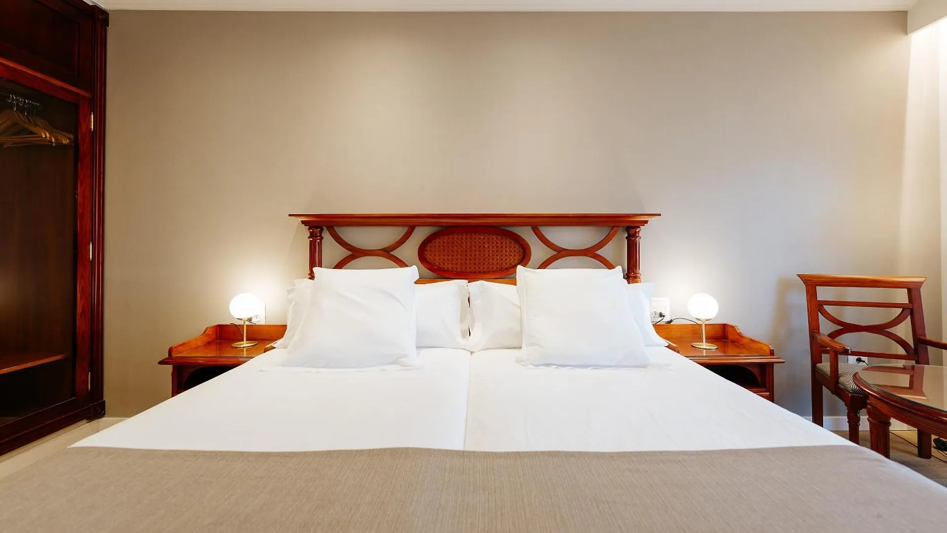 Hotel Reveron Plaza Los Cristianos  4*, Los Cristianos (Tenerife)